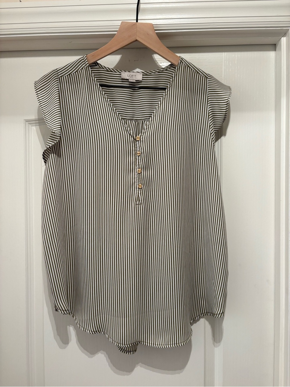 Women’s Loft Outlet green& white stripe flutter sleeve top gold buttons size M